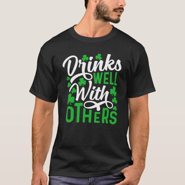 Camiseta Drinks Well With Others  St Patricks Day Shamrock (Frente)