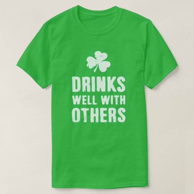 Camiseta Drinks Well With Others St. Patrick's Day Tee (Frente do Design)