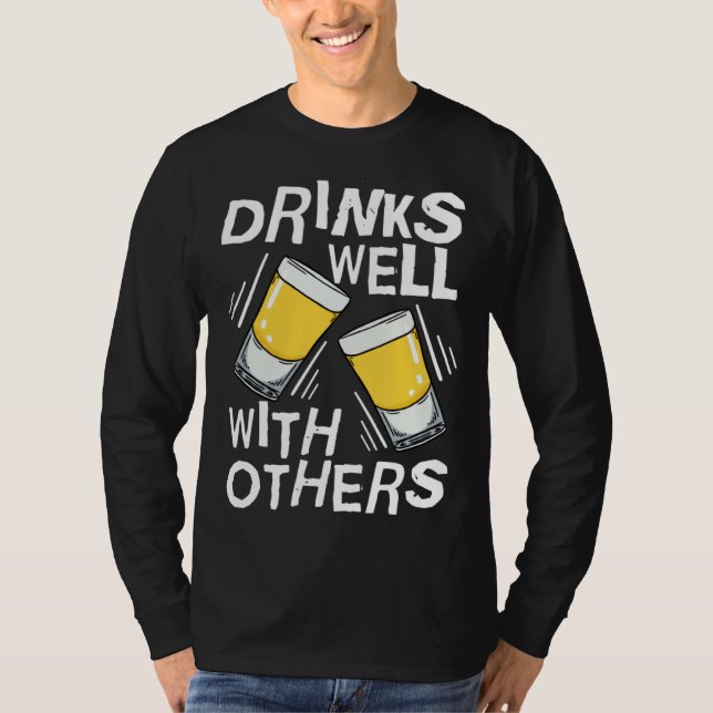 Camiseta Drinks Well With Others  Tequila Alcohol Drink (Frente)