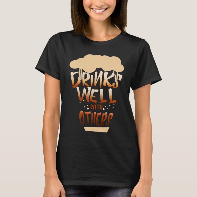 Camiseta Drinks Well With Others Women Drinking Alcohol (Frente)