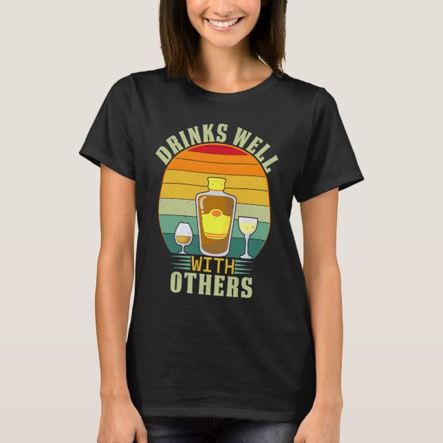 Camiseta drinks well with others women drinks well with oth (Frente)