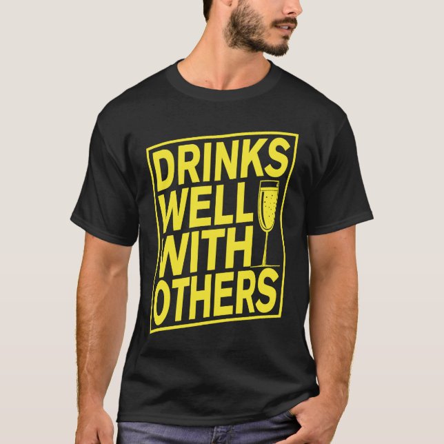 Camiseta drinks well with others women drinks well with oth (Frente)