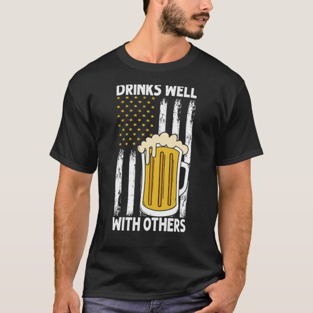 Camiseta drinks well with others women drinks well with oth (Frente)