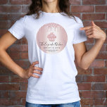 Camiseta Drives de glitter Dourado para Rosa de pastelaria<br><div class="desc">Apresente seu melhor eu aos seus clientes, sempre que seu visto tiver essa camiseta elegante, sofisticada, simples e moderna de nomes personalizados. Um cupcake brilhante, rosa-dourado-ombre, uma tipografia escrita à mão e pingos de brilho sobrepõem-se a um fundo fino rosa-dourado-ombre. Personalize com seu nome comercial de cheio, negócios, site, número...</div>