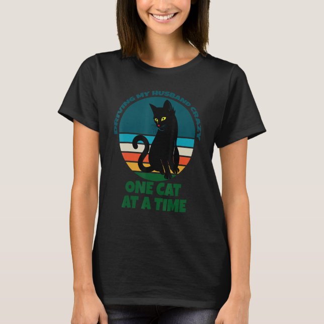 Camiseta Driving My Husband Crazy One Cat At A Time Cat Kit (Frente)