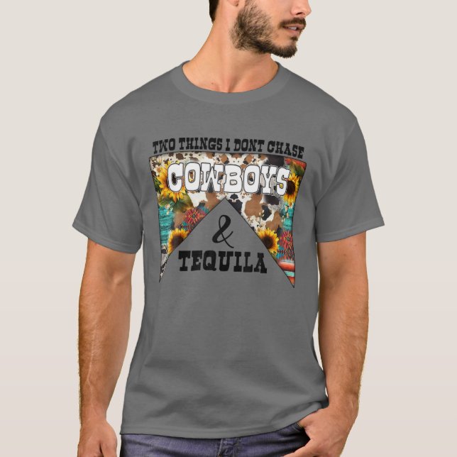Camiseta Duas coisas que eu não persigo vaqueiros e Tequila (Frente)