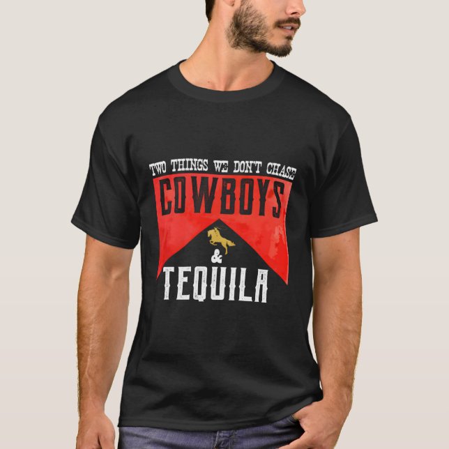 Camiseta Duas Coisas Que Não Perseguem Vaca E Humor De Tequ (Frente)