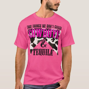Camiseta Duas Coisas Que Não Perseguimos Cowboys E Tequila