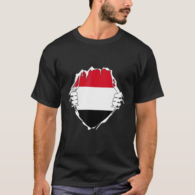 Camiseta Duas Mãos Abrindo Bandeira Iêmen Tórax Iemenita Fl (Frente)