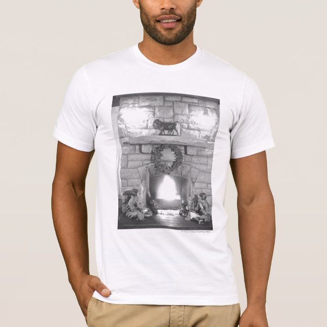 Camiseta Duas meninas que sentam-se por uma lareira no (Frente)