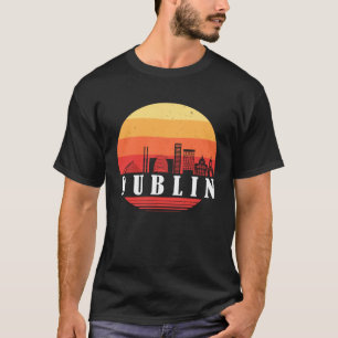 Camiseta Dublin Skyline Sunset em Estilo de Vintagem Retroa