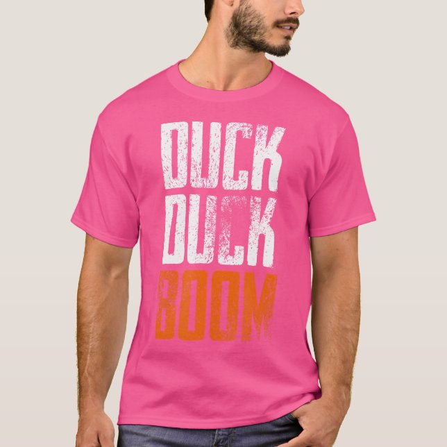 Camiseta Duck Duck Boom Caçando Acampamento Caminhando Natu (Frente)