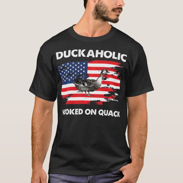 Camiseta Duckaholic Hooke em Quack US FLag Engraçado Duck H (Frente)