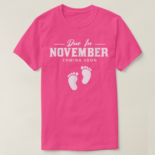 Camiseta Due In november coming soon pregnancy gender revea (Frente do Design)