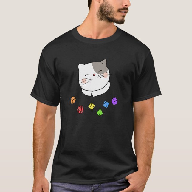 Camiseta Dungeon Meowster E Nerdy Cat Polyhedral Dice Set (Frente)