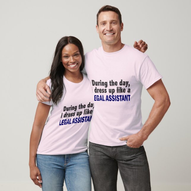 Camiseta Durante O Dia Eu Me Vestir Como Um Assistente Jurí (Unissex)