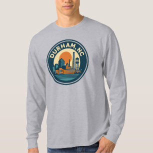 Camiseta Durham, NC Retro Skyline Crachá - Cidade de Vintag