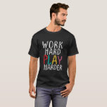 Camiseta Duro de trabalho Jogue mais intensamente Geek de j<br><div class="desc">Citações legal, engraçadas e humorísticas para aqueles que adoram jogar videos games, geeks de jogos e jogadores de nerd que passam o dia inteiro na frente do pc e do console de jogos. O duro de trabalho joga mais.</div>
