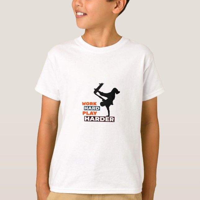 Camiseta Duro de Trabalho Reproduzir Tão Duro Skateboarder  (Frente)