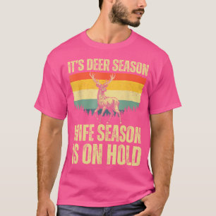 Camiseta É A Época Da Esposa De Deer Season Em Seguimento D