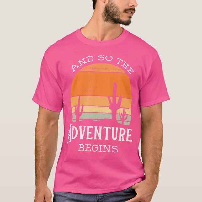 Camiseta E Assim Começa a Aventura Noiva Caminhando Deserto (Frente)