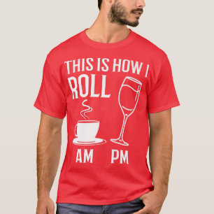 Camiseta É assim que eu rolo Café engraçado AM Vinho PM Álc