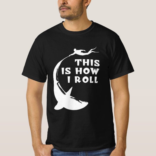 Camiseta É Assim Que Eu Rolo - Mergulho Scuba Com Tubarão (Frente)