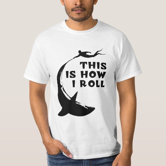 Camiseta É Assim Que Eu Rolo - Mergulho Scuba Com Tubarão (Frente)