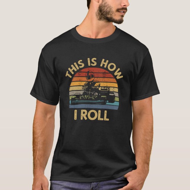 Camiseta É Assim Que Eu Rolo O Retro Vai Kart Dizendo Karti (Frente)