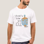 Camiseta É assim que nós fazemos<br><div class="desc">É assim que nós lançamos a camisa - apresentando esta camiseta Hanukkah muito especial com um Deidrel em azul e ouro com a mensagem: "É assim que nós rolamos".</div>