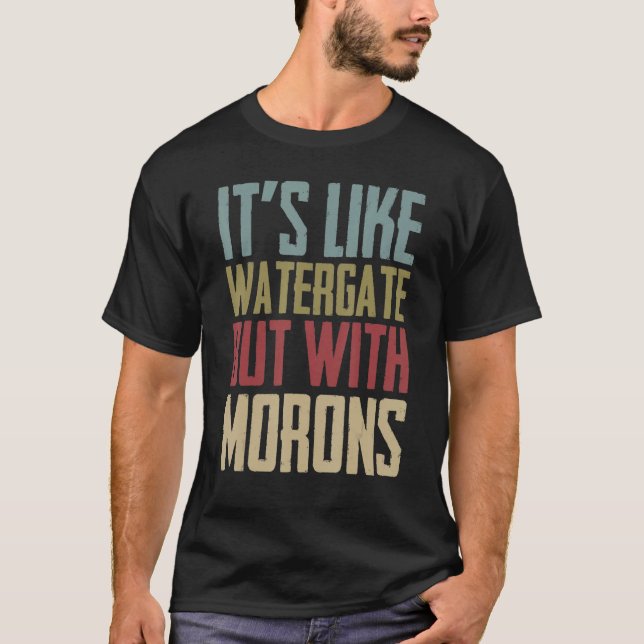 Camiseta É como o Watergate, mas com a política dos Morons (Frente)