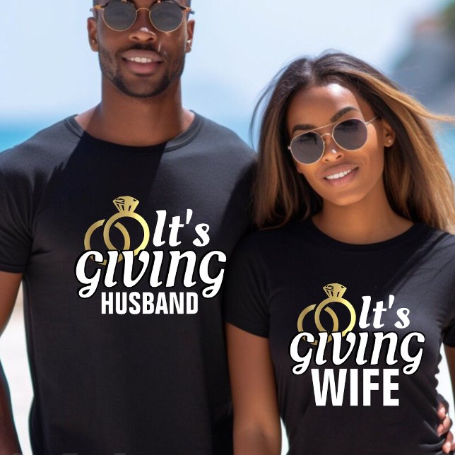 Camiseta É Dando Esposa Recém-Casados Lua de Mel Casamento (Funny It's Giving Wife Just Married Honeymoon Wedding T-Shirt)
