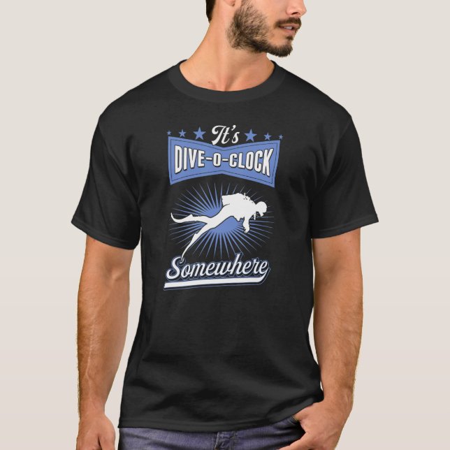 Camiseta É Dive O Clock em algum lugar Scuba Diving Instrut (Frente)