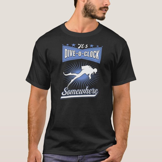 Camiseta É Dive O Clock em algum lugar Scuba Diving Instrut (Frente)