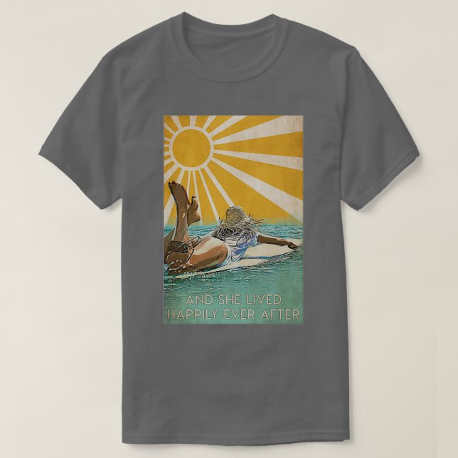 Camiseta E ela viveu feliz para sempre após surf sob sol (Frente do Design)