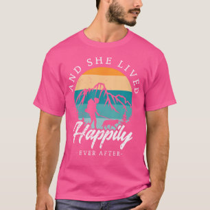 Camiseta E Ela Vivia Feliz Sempre Depois De Caminhar Com O