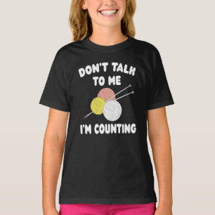 Camiseta É engraçado tricotar não para mim. Estou contan