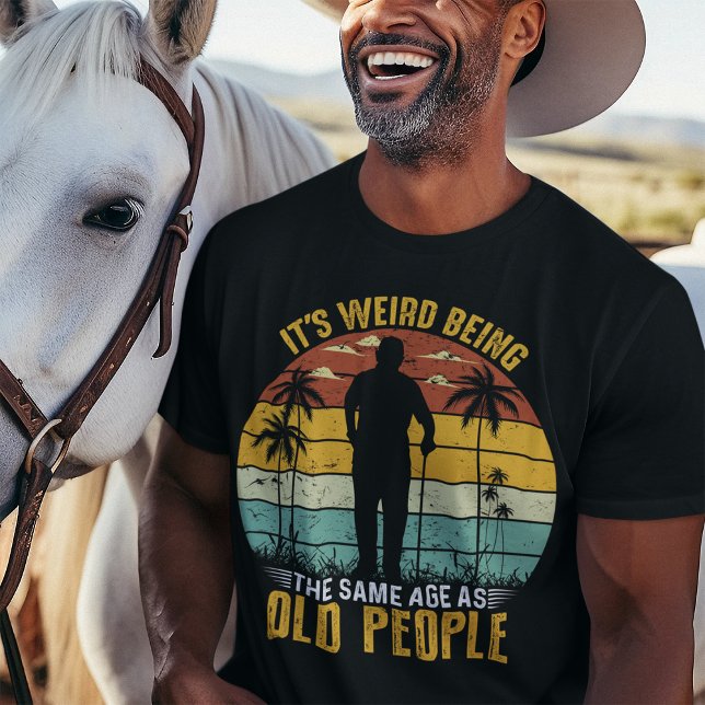 Camiseta É estranho ter a mesma idade das Pessoas antigas (Criador carregado)