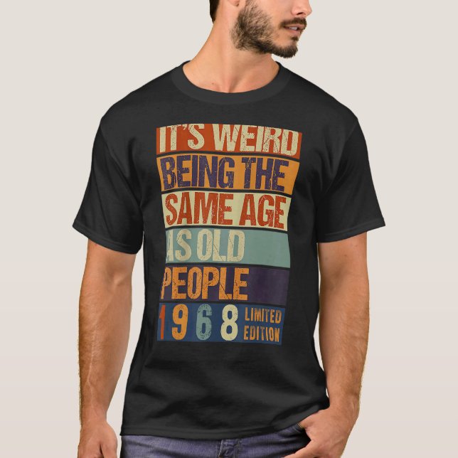 Camiseta É estranho ter a mesma idade que a antiga Nascer P (Frente)