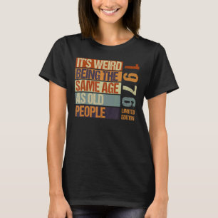 Camiseta É estranho ter a mesma idade que a antiga Nascer P