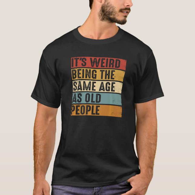 Camiseta É estranho ter a mesma idade que a antiga Pessoas (Frente)