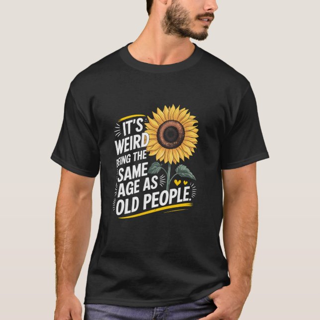 Camiseta É Estranho Ter A Mesma Idade Que A Antiga Pessoas  (Frente)