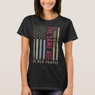 Camiseta É estranho ter a mesma idade que a velha Pessoas a