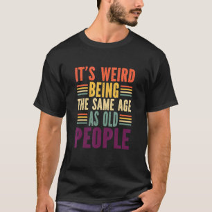 Camiseta É estranho ter a mesma idade que a velha pessoas v