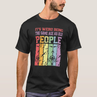 Camiseta É estranho ter a mesma idade que as Pessoas antiga