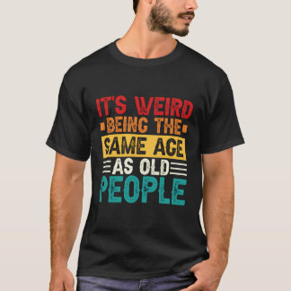 Camiseta É Estranho Ter A Mesma Idade Que As Pessoas Antiga