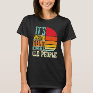 Camiseta É estranho ter a mesma idade que as Pessoas antiga