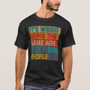 Camiseta É estranho ter a mesma idade que as Pessoas antiga