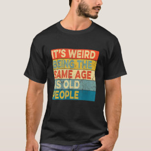 Camiseta É estranho ter a mesma idade que as Pessoas antiga