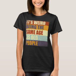 Camiseta É estranho ter a mesma idade que as Pessoas antiga